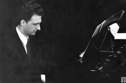 На сцене во время концерта.