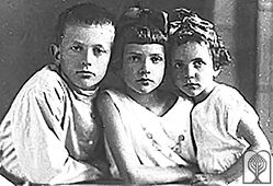 Илья Берхифанд с сёстрами, 1930 г.