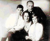 Я.М. Магалиф, его жена Софья Васильевна Магалиф-Аржанова и дети: старший Евгений (слева) и младший Борис (справа)