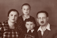 Отец, мать, брат и Михаил Лайтман.