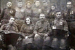 Я. Л. Иоффик (во втором ряду последний справа). Участники фронтовой художественной самодеятельности, 1944 год.