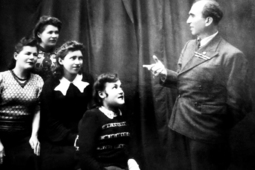 Репетицию драматического коллектива проводит Я.Л.Иоффик. Фото 1949 года.