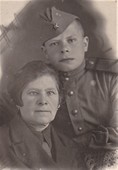Рива Львовна Воронова и Бобка Тамаркин перед уходом на фронт,  Свердловск, 1943 г.