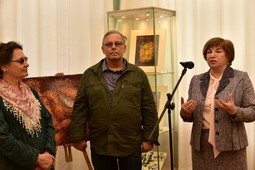 На открытии выставки в Москве. Слева направо зав.отделом культурных программ Екатерина Шумянцева, Матвей Басов, директор библиотеки Ада Колганова.