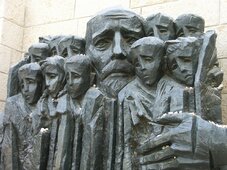 Памятник Янушу Корчаку в Яд Вашеме. Фото Аркадия Шульмана.