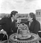 Марчелло Мастроянни с мамой Идой на террасе дома в Риме, 1963 год.