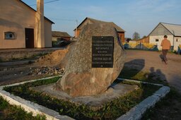 Долгиново, памятник Бядуле на фоне синагоги.