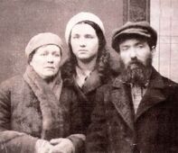 Иосиф Тамарин, в центре -мама Рива, и Хая Новикова. 1937 год.