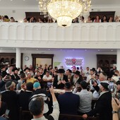 Во время открытия Большой Любавичской синагоги.