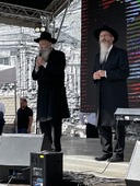 Во время открытия - слева Исаак Коган справа главный раввин России Берл Лазар.