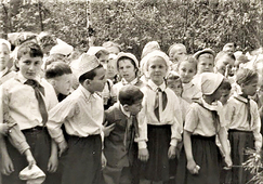 Май 1960 г. 3 «Б» класс 60-й школы на пионерском слёте в Михоновичах. Я второй слева, без пионерского галстука по причине малолетства – мне 9 лет. Слева от меня Аркадий Рудерман.