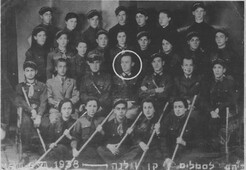 Курс воспитателей Бейтара. Сролик Эпштейн (в центре). 1938 год.