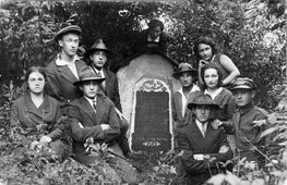 Радошковичи 02.10.1931. Группа из Городка у могилы художника и еврейского поэта Мордехая Цви Манэ.