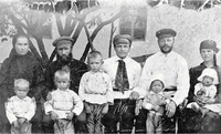 Семья Агеевых перед отъездом в Палестину. Екатерина Петровна с сыном Яковом, Родион Тимофеевич с сыном Виктором, Анатолий Родионович, Иван Трофимович, Кузьма Трофимович с женой Анной Сергеевной и детьми. 1921 год.