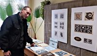 Бешенковичский краевед Станислав Леоненко на выставке.