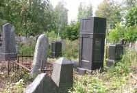 На Старо Улановичском кладбище.