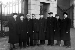 Ремонтники ЦЗЛ Саша Лебедюк, Виктор Пинчук, Володя Розенберг, Николай Терехов, инженер Василий Иванович Ефимов, друг рядом стоящего Виктора Надо6льского, Иосиф Боголюбов и начальник ЦЗЛ Герард Румянцев.