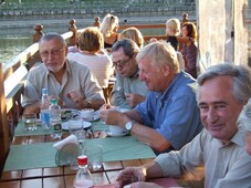 Яков Басин (справа) с друзьями.