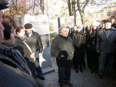 Яков Басин выступает на открытии памятника гамбургским евреям погибшим в Минске в годы Холокоста.