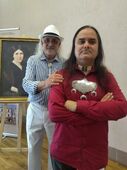Александр Богдановский-старший и художник Александр Богдановский в выставочном зале.