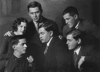 Гиршовы – Нина, Леонид, Сергей, нижний ряд – Фёдор, Израиль, Соломон. 1933. Ленинград.  Комментарий к этой фотографии был написан в 2008 г., по просьбе родственников, живущих в Израиле, уточнения и дополнения внесены в 2016 г.
