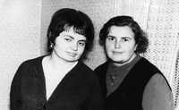 Фото 1. Слева направо: Вера Семёновна Басина; Светлана Семёновна Мординсон (в девичестве Басина), город Гатчина.