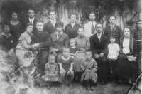 Фото 5. Семья Эпштейн (фотография из архива Цивы Исааковны Эпштейн): посередине отец семейства (имя неизвестно), слева от него Исаак Эпштейн с Мусей Ерухимович (в замужестве Эпштейн). Остальные на фотографии – сёстры и братья Исаака с их супругами и детьми (имена неизвестны). Фотография сделана предположительно в Орше.