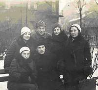 Фото 10. Сидят на скамейке слева направо: Муся Соломоновна Ерухимович; Меер Айзикович Заборов. Стоя, слева направо: Таубэ Айзиковна Заборова; Танхель Айзикович Заборов (мой дедушка); Евдокия Кулиненкова (в супружестве Заборова, жена Меера Айзиковича); Хая-Рохэ Айзиковна Заборова. Танхель Айзикович Заборов в будёновке ещё до знакомства с бабушкой вместе со своими братьями и сёстрами. Здесь его улыбка очень напоминает теперешнюю улыбку моего брата. На этой фотографии Меер со своей женой Евдокией Кулиненковой. Я пытаюсь определить место в Петербурге, где была снята эта фотография, но пока безуспешно. Почему-то у меня такое чувство, что это где-то на Петроградской стороне. Уверена, что рано или поздно я найду это место.