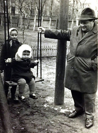 Я (на качелях) с дедушкой.