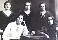 Нехама и её невестки. Справа – Сима-Рейзл Жуковская-Миндлина.