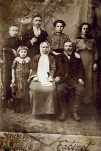 Мои дед, бабушка, дяди и тети. Мама первая слева в первом ряду. 1914 г.