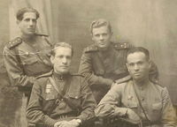 Григорий Ивянский (слева) с фронтовыми товарищами, 1943 г.