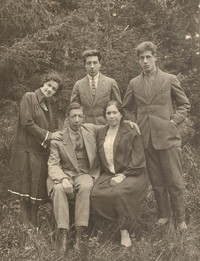 Ивянские (сидят) Берка и Фрума(Эсфирь), стоят Гриша, Ревекка и Элев (Илья).