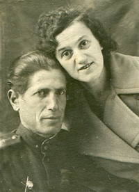 На побывку. Григорий Ивянский с женой Ревеккой Марковной. УралВагонЗавод, 1943 г.