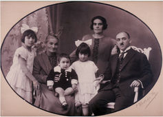 В 1925 году Иоха Герман, мать Гитл (моя бабушка) посетила семью своей дочери. Это семейное событие было запечатлено на фотографии (Бенжамин сидит на коленях бабушки.