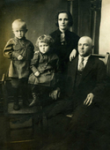 Самуил, Моисей, Соня Зеликовна и Симон Залманович Лившицы. Сенно, 1929 г.