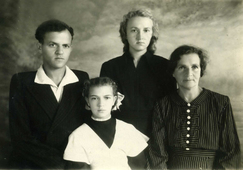 Моисей, Зина, Люба и Соня Зеликовна, начало 50-х годов.