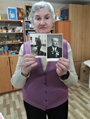 Изабелла Ефимовна Степанова с фотографиями отца.