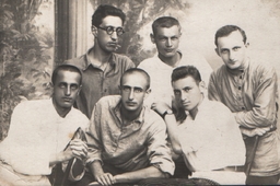 Отец с друзьями (Соломоник, Хвошнянский, Пейсахович, Аршанский, Баскин) г.Городок, июль 1932 года.