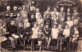 Еврейская школа Овруч. Внизу крайняя слева мама, 1927 г.