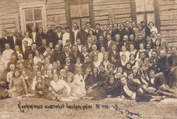 Учителя Ельского района. Внизу крайняя слева мама, 1932 г.