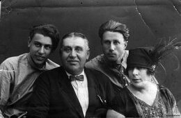 Слева направо Донат Мечик, его отец Исаак, Михаил Мечик, мать Раиса. 9 июля 1929 г. Владивосток.