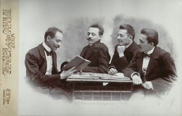 Фото 1: Братья Иткины. Auspippeels Modern Photographie, Lodz. 6 июля 1900 года.