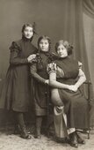 Фото 17: Дочери Бориса Григорьевича Иткина. Фотограф Василий Егунов, Воронеж. 1915.