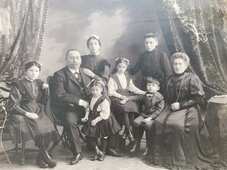 Фото 20: Семья Хейфецов: Алиса, Лев Филиппович, Соня (верхний ряд), Леночка, Берта, Гриша (верхний ряд), Павочка, Анна Григорьевна.  Фотография А. Васильева. Самара. 1907 г.