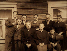 Стоят слева направо: Борис Кацман – сын бабушкиного брата Арона, мой ещё маленький папа Миша Финберг, его сестра Майя Финберг, жена Арона Мария, Арон Кацман – бабушкин брат, Бэлла Кацман – бабушкина племянница.  Сидят слева направо: мой дедушка Яша, не побоюсь этого слова, моя великая бабушка Беля и папин двоюродный брат Костя. Май 1958 года, Мозырь.