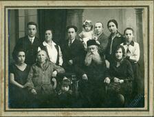 Семья Волхонских, около 1929 г., г. Витебск. Стоят: 3-й слева – Афроим Волхонский, радом Александр Волконский с дочерью Раей на руках, рядом с ним Бася Исааковна Волконская.