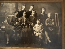 Семья Берлинковых. Стоят Израиль и Бер. Сидят Хана, родители Геня и Лазарь, Стера, Меер. Внизу маленькие Григорий и Слава. Это вторая половина 1920-х годов.
