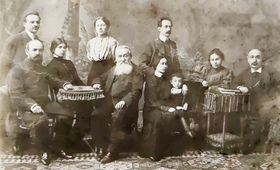 Карп Осипович Добрер, жена Софья Михайловна Добрер (Рапопорт), сестра Карпа Евгения (Геня-Лея Шульман) с сыном Симоном на коленях, сзади муж Лазарь Шульман.