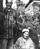 Бабушка Циля и дедушка Липа в своём дворике. 1960 г.